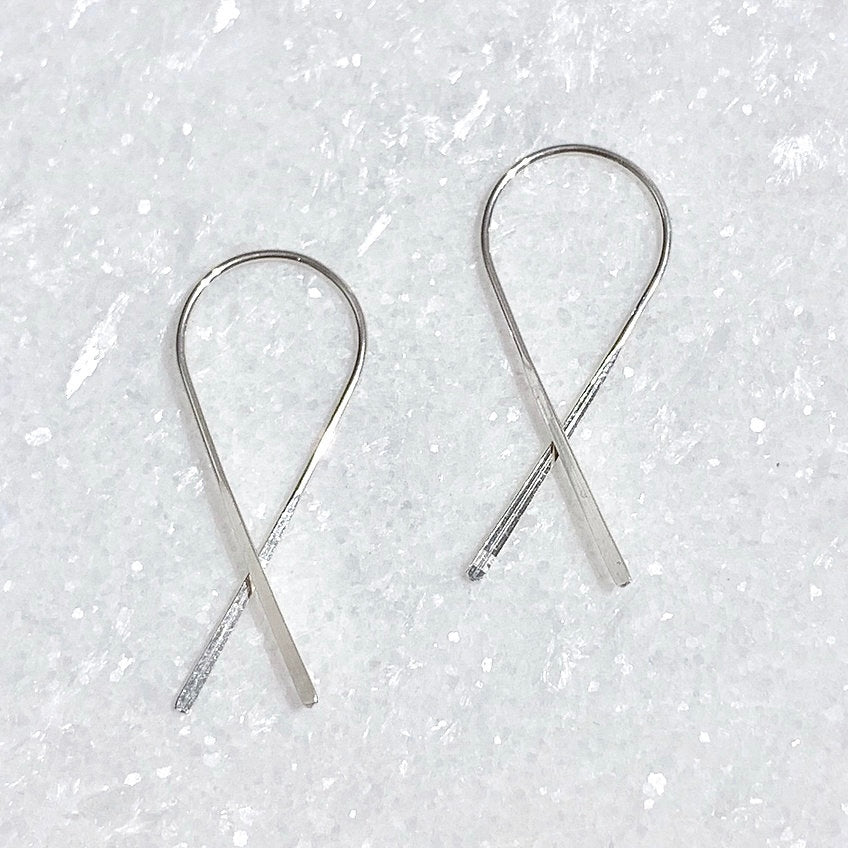 EM099-SS Ribbon Earrings